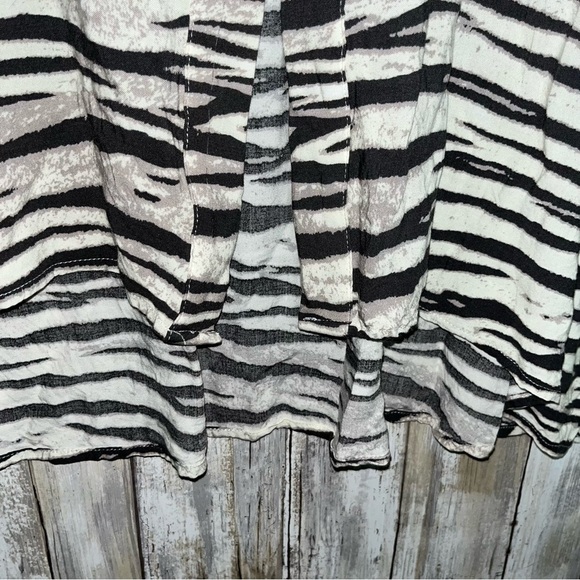 Entro Zandy Zebra Button Up - Picture 2 of 8